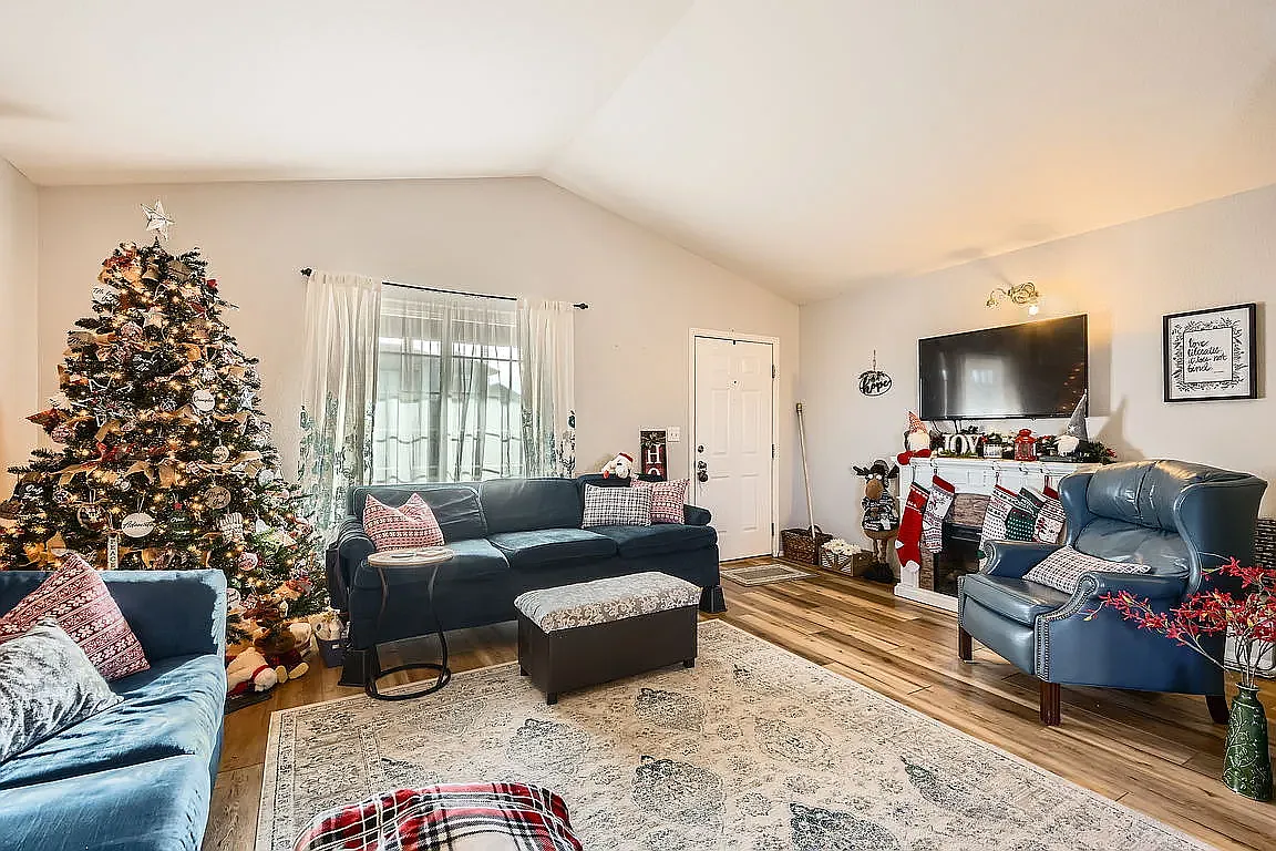 3 bed, 2600 sqft, $2,500 — Photo 2
