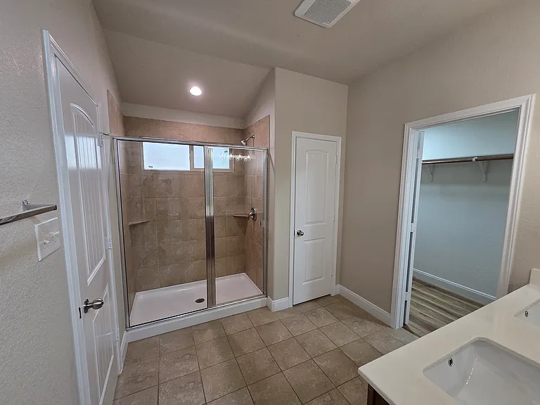 5202 Dauphin Dr — Photo 14