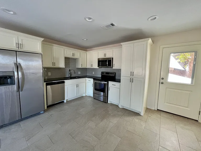 1536 N Broughton St — Photo 9