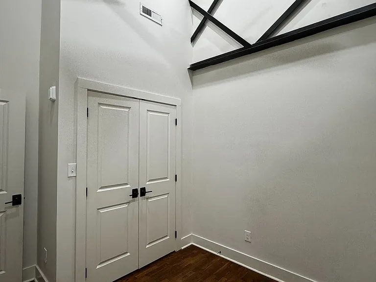1201 N Central St #202 — Photo 4