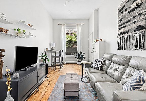 3rd image of 525 Manhattan Ave APT 2