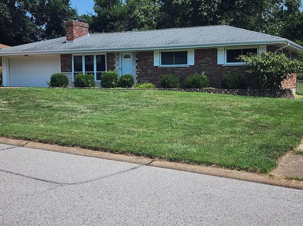 122 Smith Dr, Ballwin, MO 63011