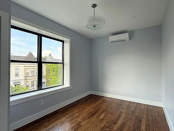 4th image of 1547 Union St APT 4
