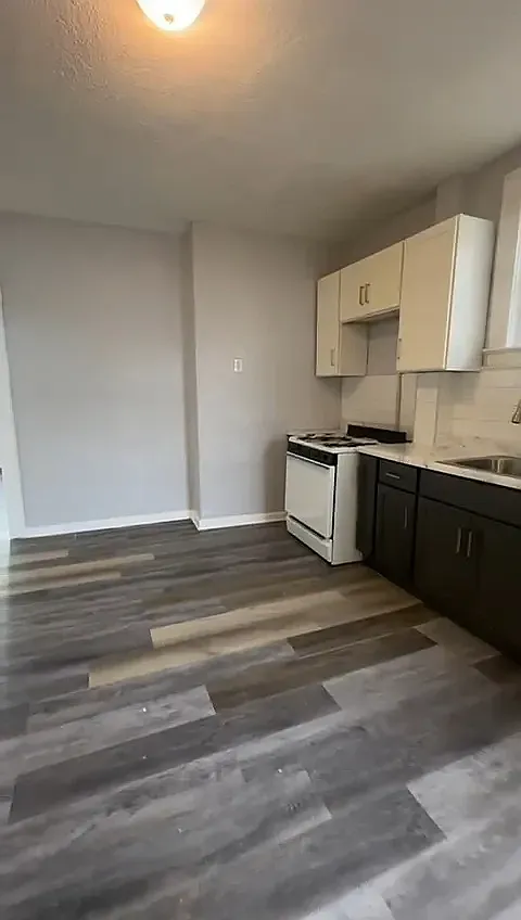3 bed, 1000 sqft, $1,799 — Photo 1