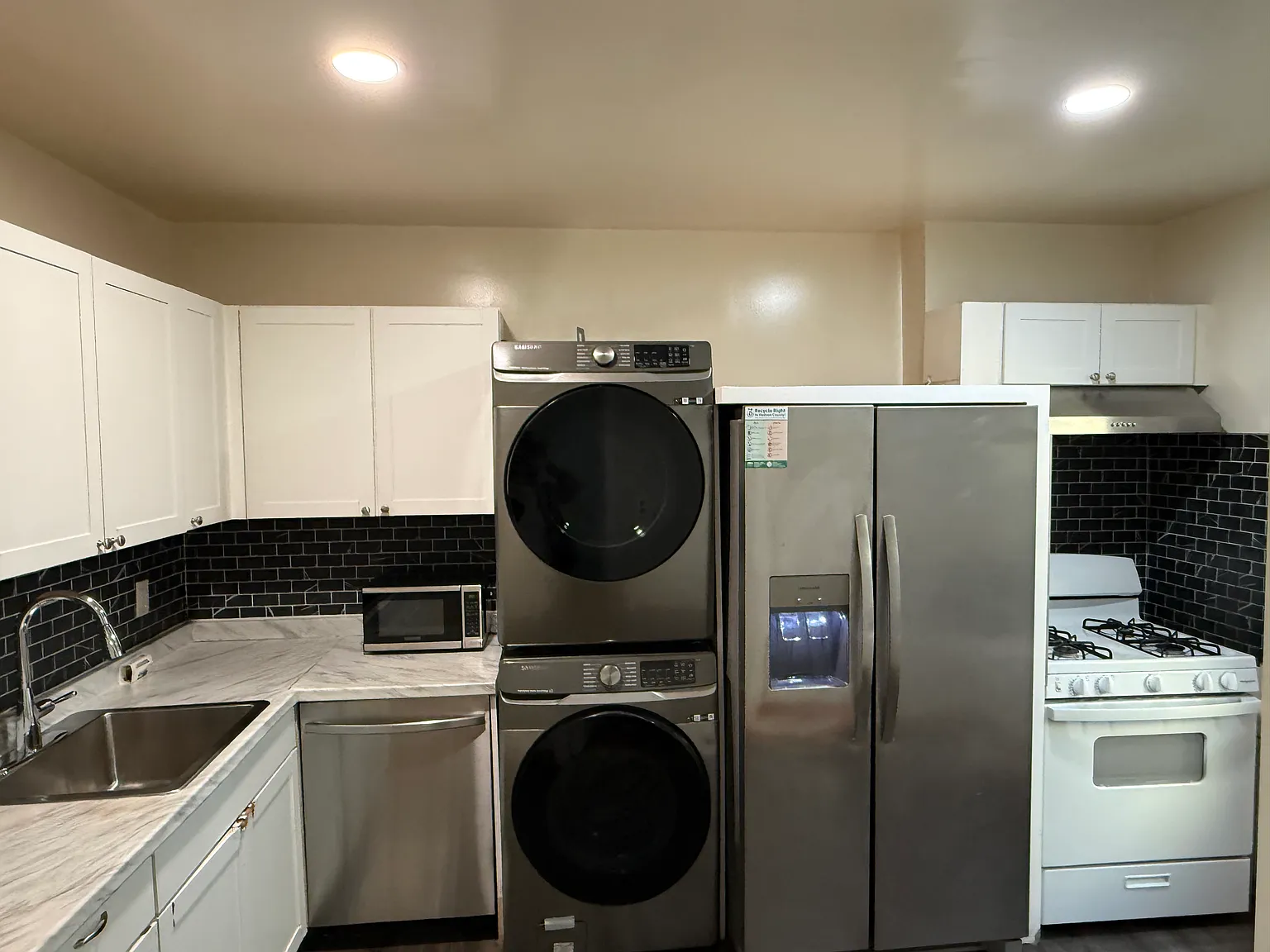 2 bed, 750 sqft, $2,550 — Photo 3