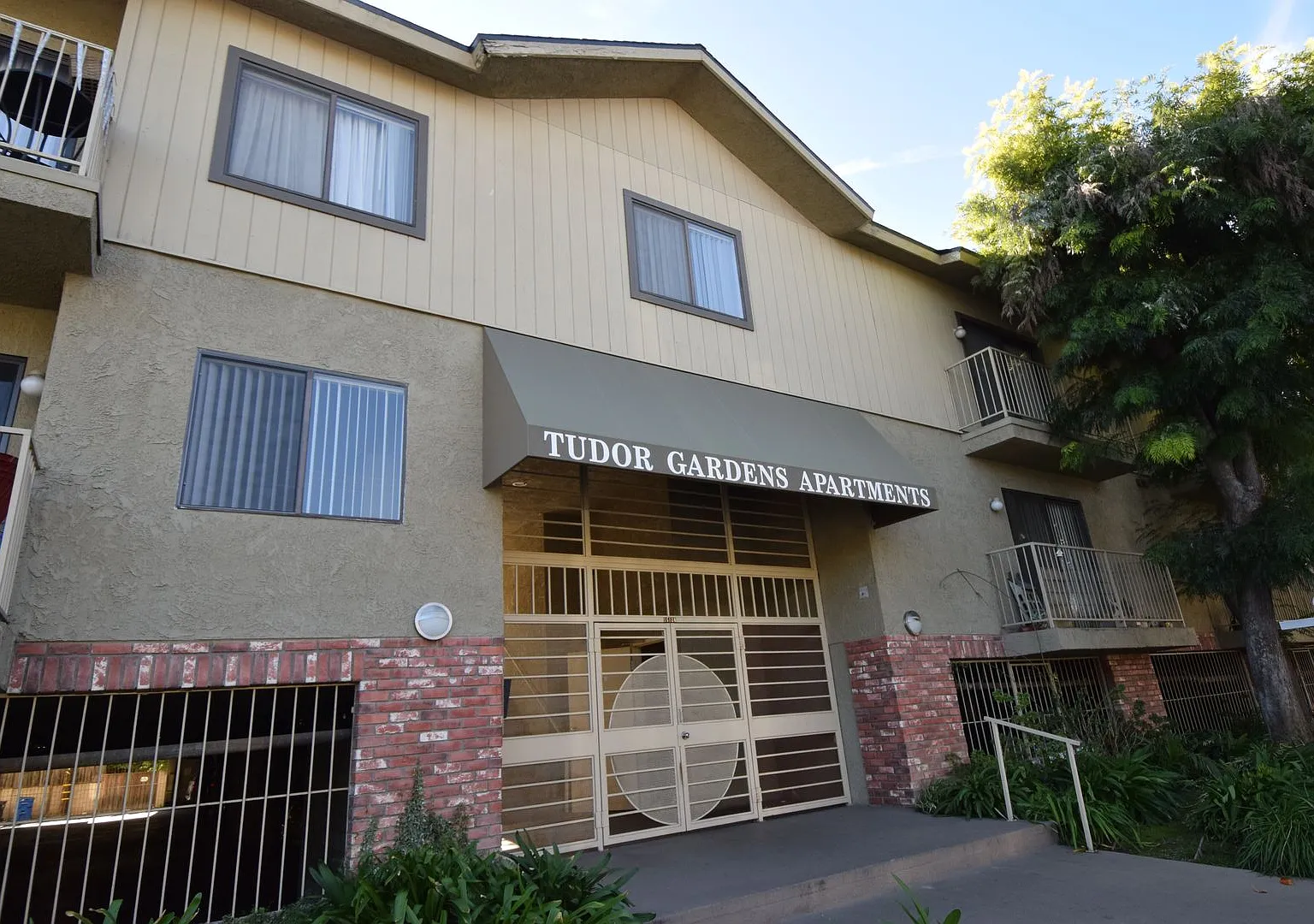 15128-44 Burbank Blvd — Photo 1
