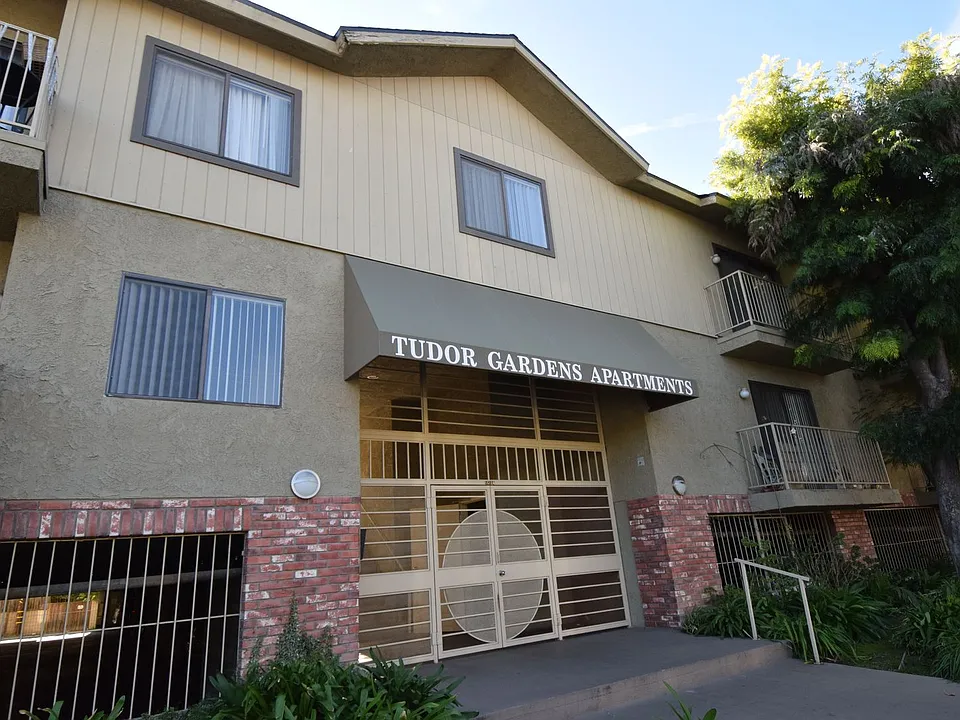 15128-44 Burbank Blvd