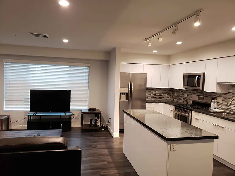 2649 S Hobart Blvd — Photo 9