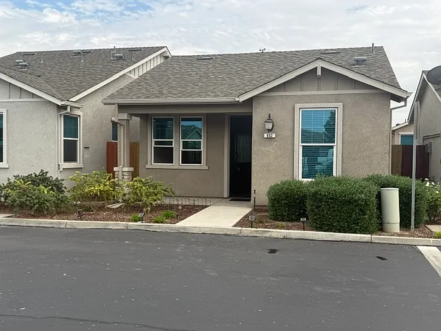 3 bed, 1190 sqft, $2,200 — Photo 4