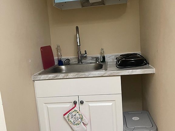 3rd image of 5016 Hickory Dr #1
