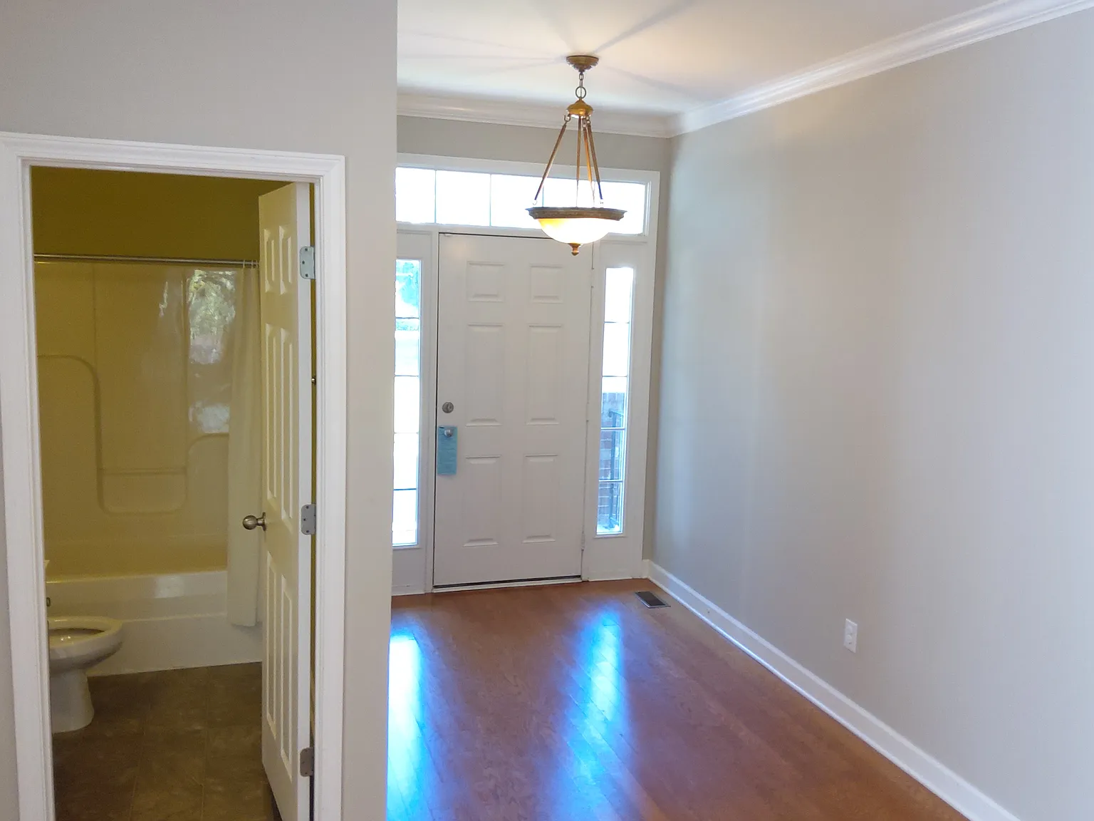 3 bed, 2296 sqft, $3,300 — Photo 2