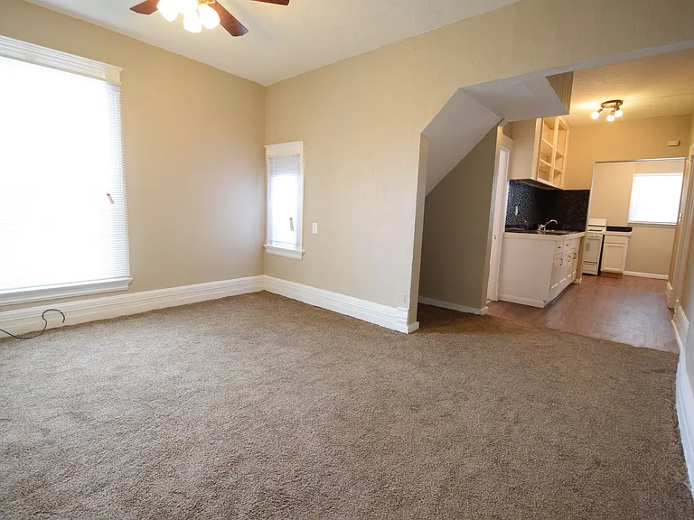 322 E Walnut St — Photo 4
