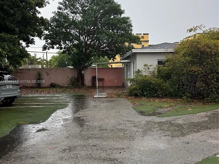 2380 NW Flagler Ter #R — Photo 12
