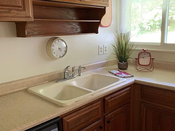 5th image of 3776 Utica Dr