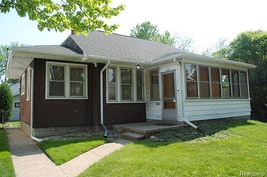 1st image of 145 N Riverbank St