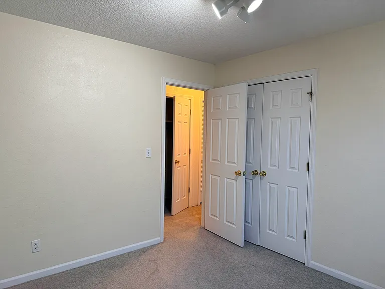 504 W Dodson St — Photo 7
