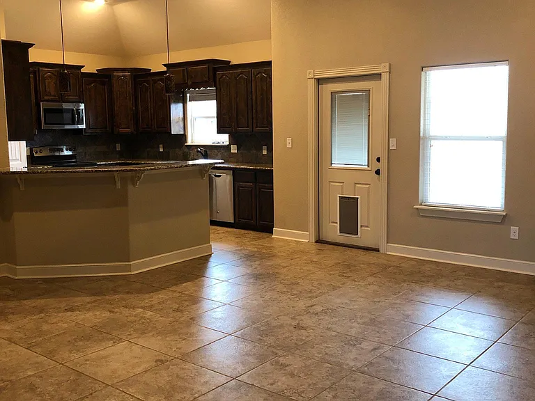 358 Southlake Dr — Photo 14