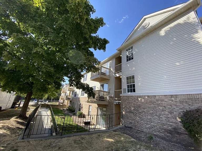 Vantage Pointe Apartments — Photo 3