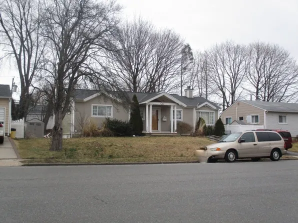 20 Gerhard Rd, Plainview, NY 11803