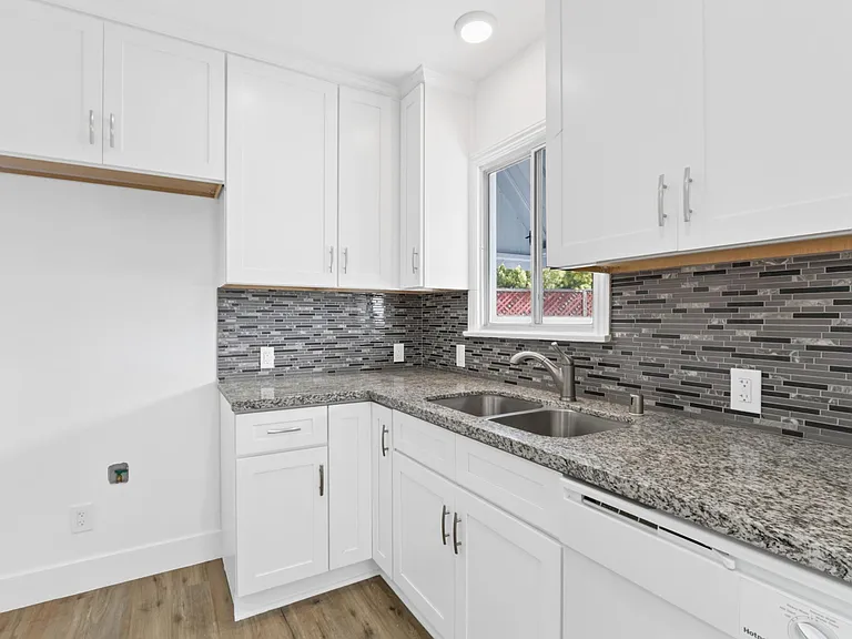 2432 Belmont Ave — Photo 7