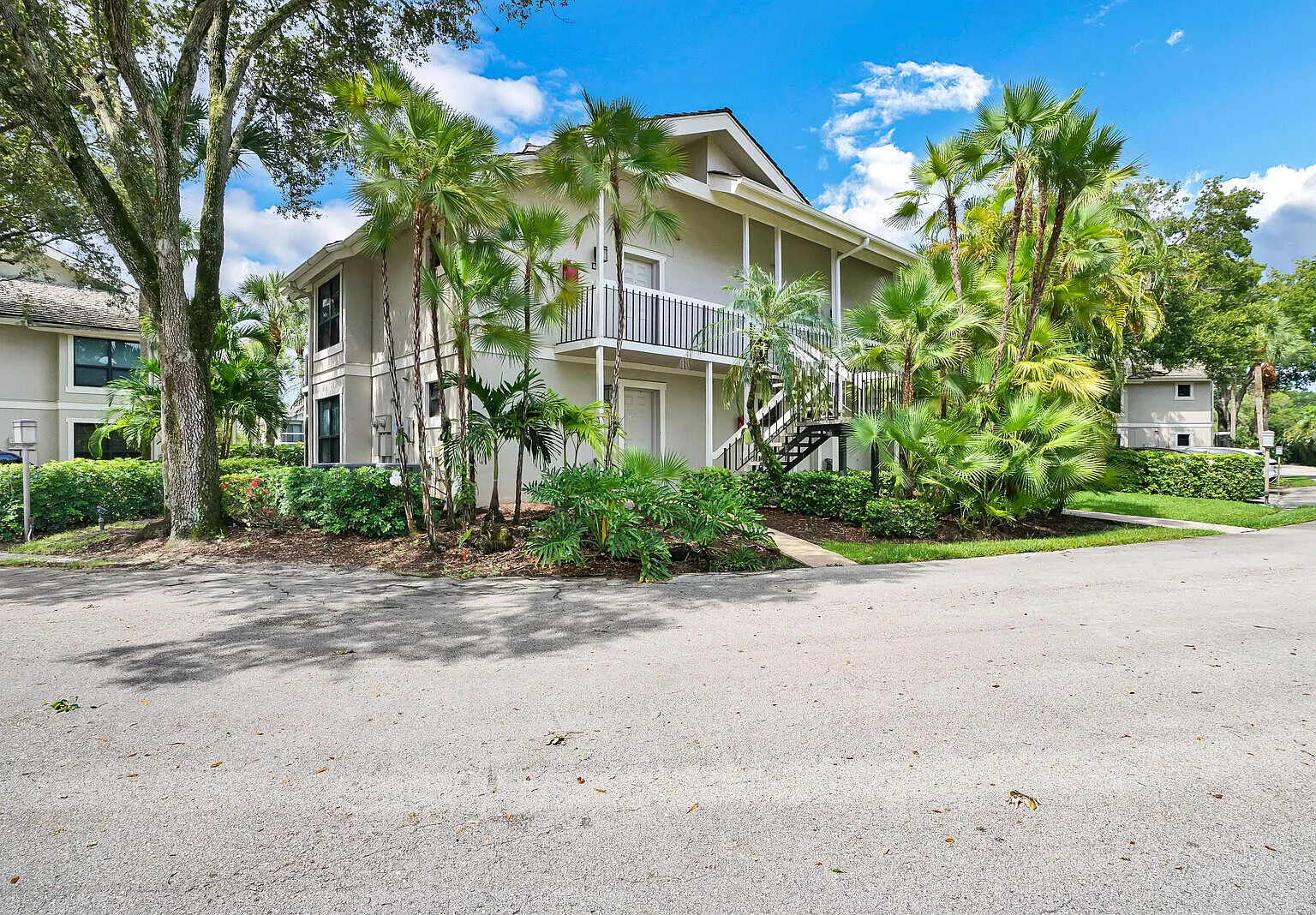 1 bed, 1.0 bath, 400 sqft, $4,200 — Photo 2