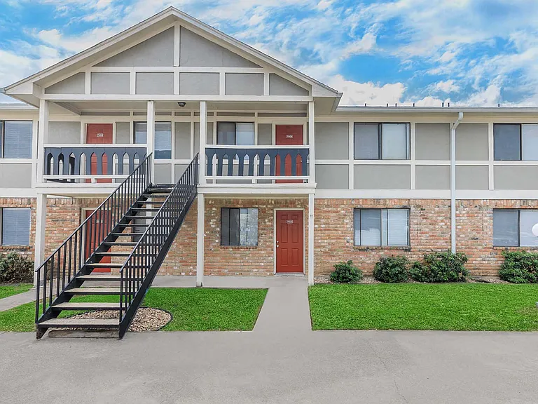 Castlewood Apartments — Photo 7