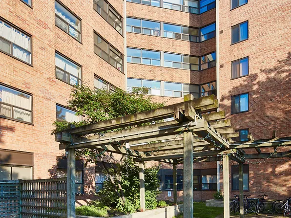 Kings Gardens, 345 Dufferin St, Toronto, ON M6K 3G1