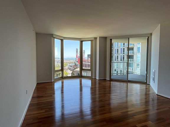 4th image of 88 King St Unit 1020