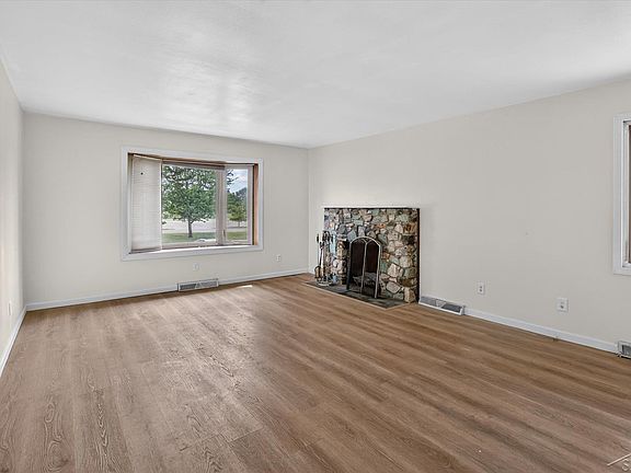5th image of 1556 W Gilford Rd