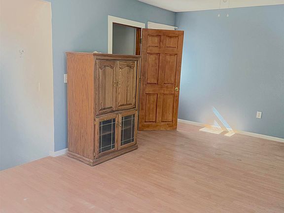 5th image of 911 Fir St