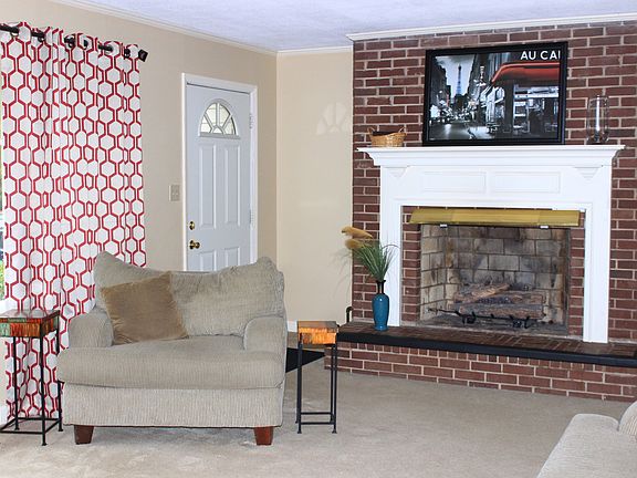 Living Room FP has Gas Logs