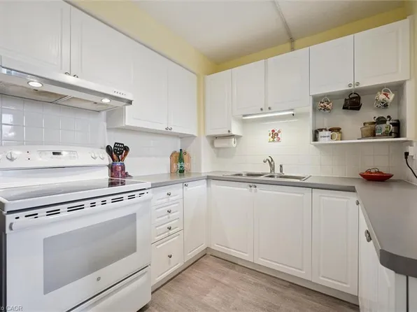 93 Westwood Rd #403, Guelph, ON N1H 7J7