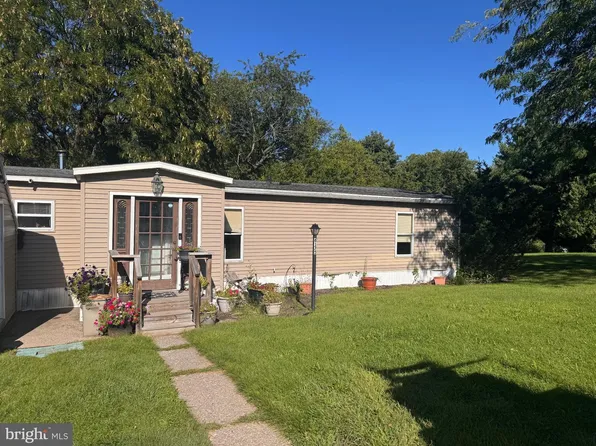 6175 Seanor Ct, Slatington, PA 18080