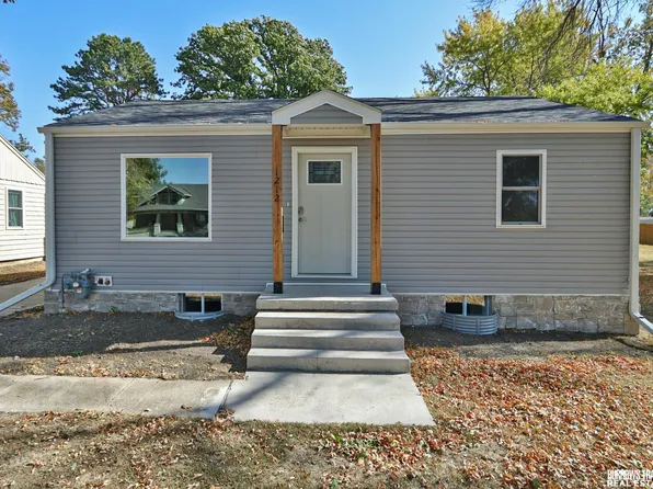 1212 N 10th St, Beatrice, NE 68310