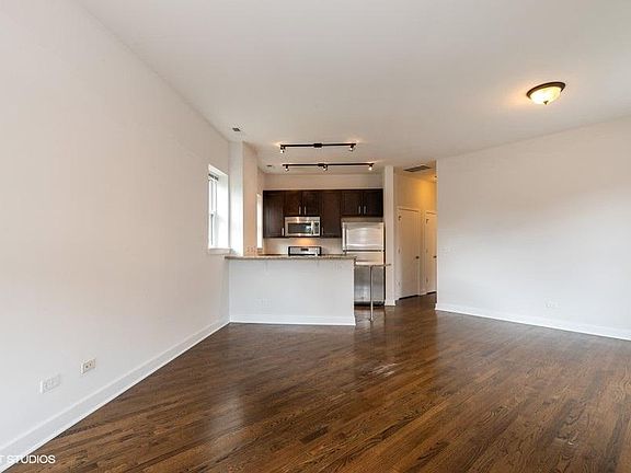 3rd image of 1900 N Lincoln Ave Unit B02