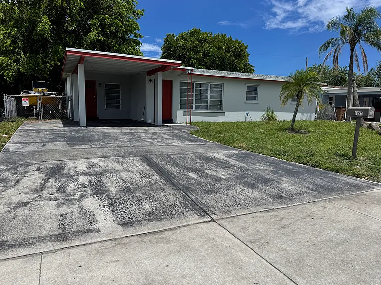4230 NE 3rd Ave — Photo 15