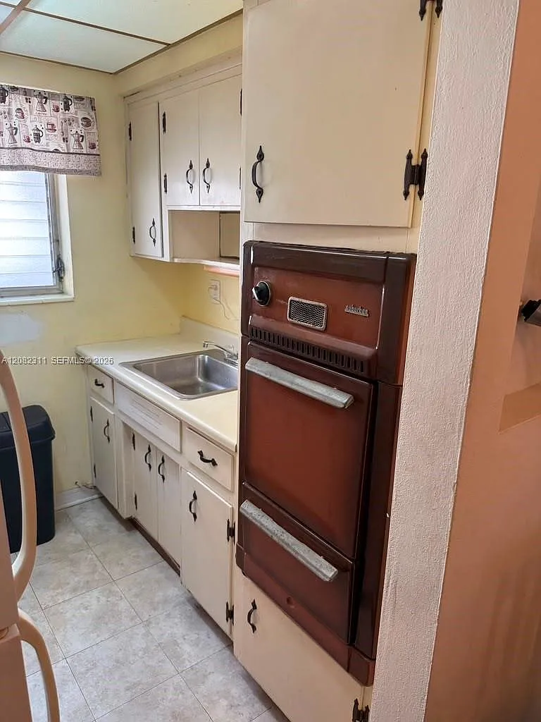 The Beverly Arms Condo — Photo 2