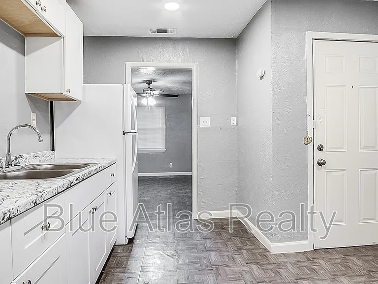 2215 Riverview Dr #D — Photo 3