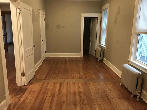 4th image of 17 Sparkill Ave #1