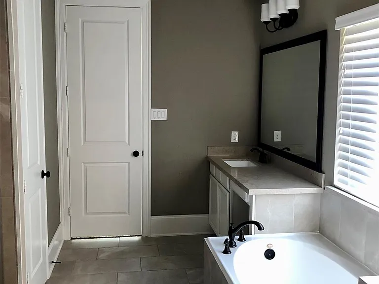 520 Pedernales St — Photo 10