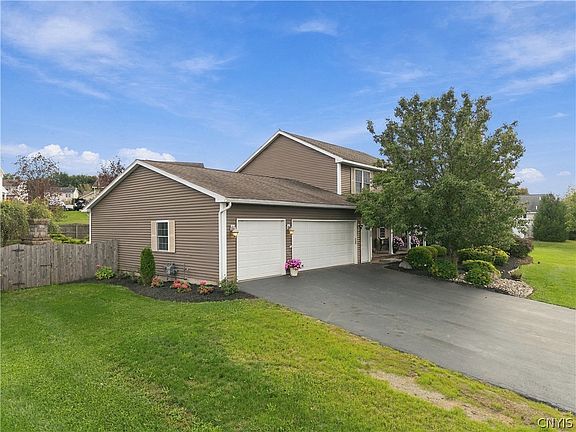 4th image of 132 Willow Meadow Way