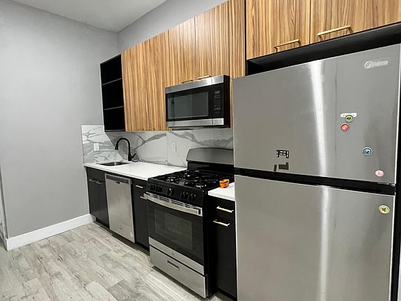 2nd image of 400A Baldwin Ave #1