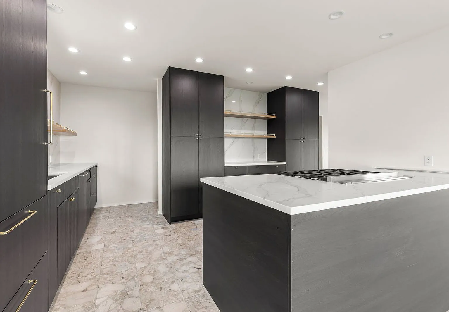 5 bed, 3.0 bath, 2678 sqft, $5,995 — Photo 4