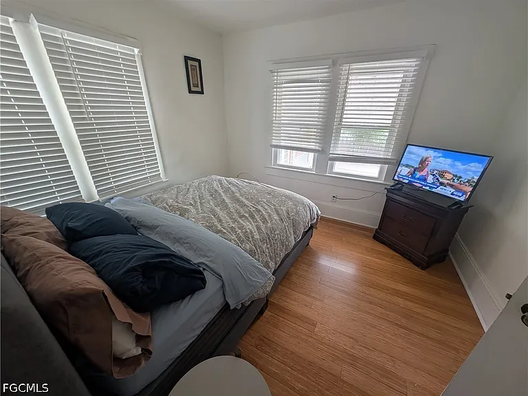 1637 Woodford Ave — Photo 5