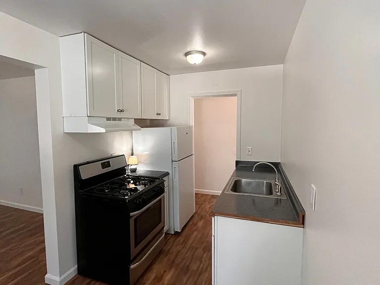 1077 Moss Rd #3 — Photo 4
