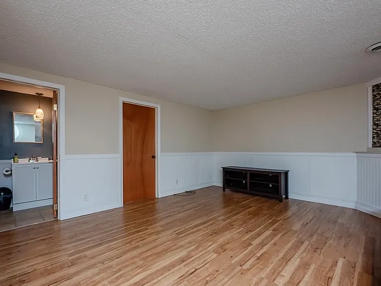 16 Surrey Hill Way — Photo 10