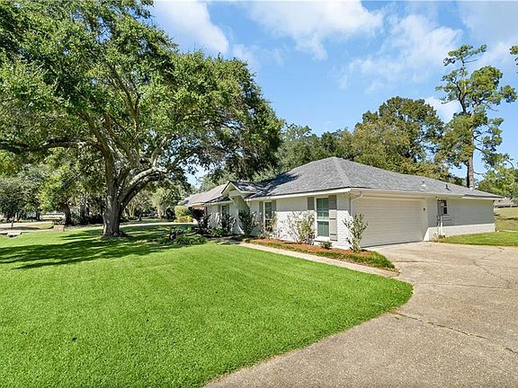 3rd image of 805 Beau Chene Dr