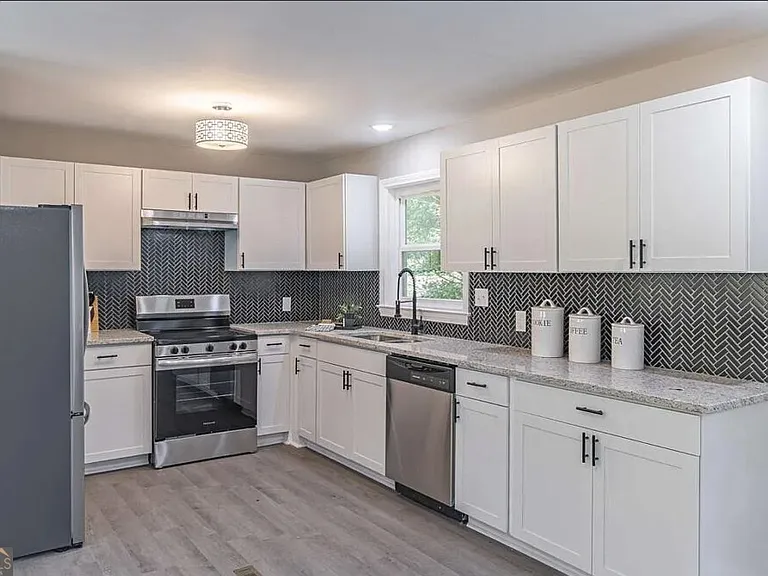 1523 Delia Dr — Photo 3