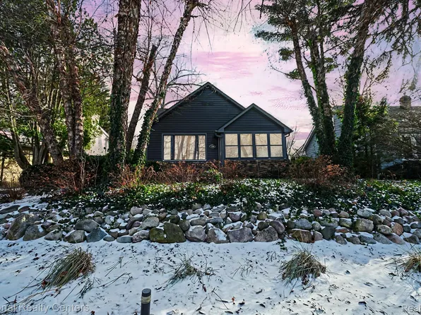 2385 Garland St, Sylvan Lake, MI 48320