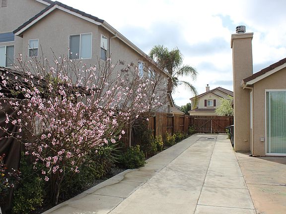 3rd image of 939 Cherry Blossom Ln